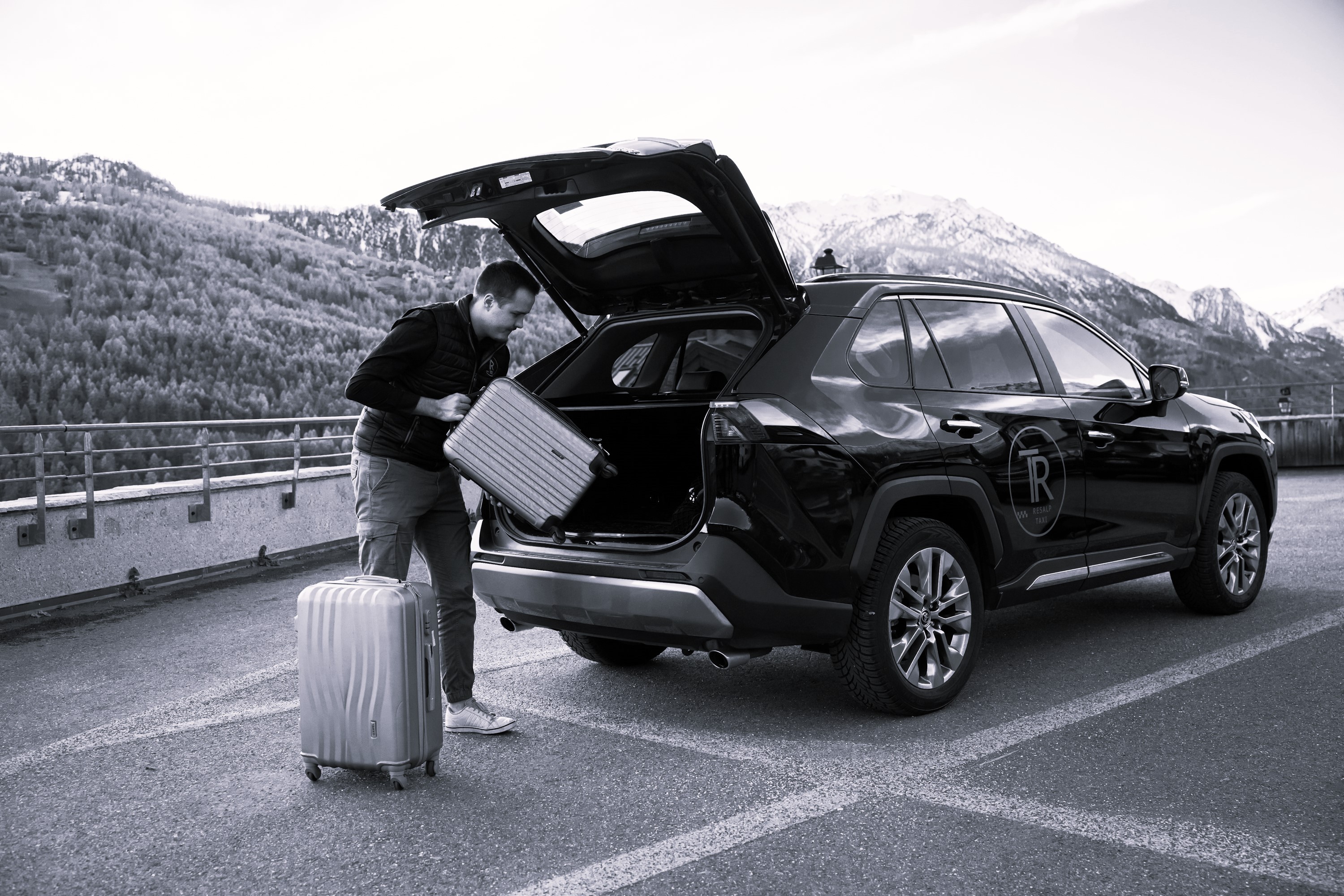 conducteur qui charge des valises dans le coffre