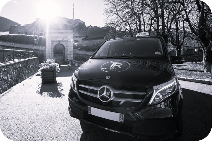 taxi devant la vieille ville de Briançon