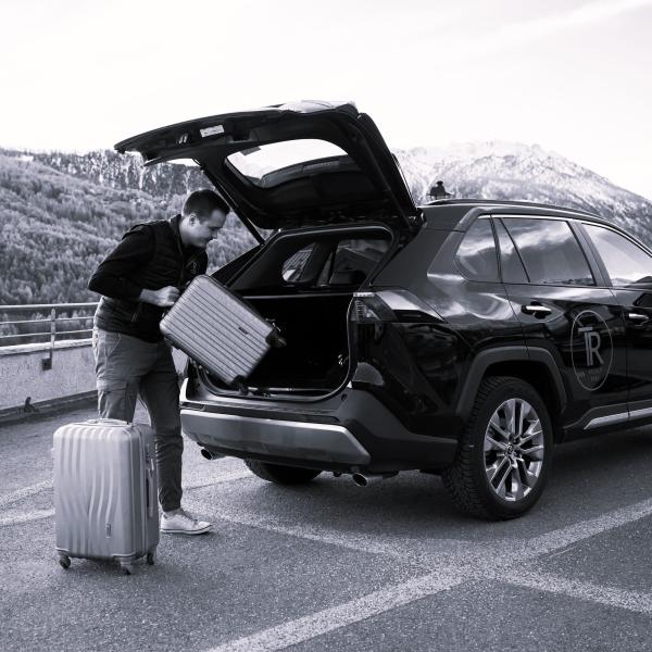 conducteur qui charge des valises dans le coffre